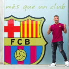 El centrecampista brasiler Arthur va posar ahir al costat de l’escut del Barça.