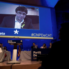 Artur Mar segueix la intervenció de Carles Puigdemont al Consell Nacional del PDeCAT, ahir.