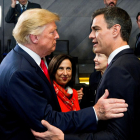 El president del Govern espanyol, Pedro Sánchez, saluda Donald Trump, ahir.