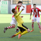 Un jugador del Balaguer se lanza a por el balón ante la presencia de varios jugadores del equipo local, el Tortosa.