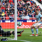 Oblak, portero del Atlético, observa cómo el balón se estrella en el poste de su portería.