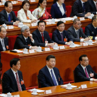 Xi Jinping, en el centro en la primera fila, se coloca al mismo nivel teórico que Mao.