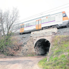 El tren de la línea de Manresa que quedó parado sobre un puente en Sant Guim de Freixenet. 