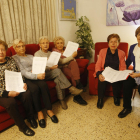 Magda (segunda por la derecha) junto a sus amigas con las 1.600 firmas que han recogido.