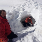 Bombers participant ahir en el curs de rescat en allaus al Pirineu.