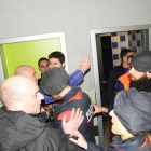 Los mossos tuvieron que intervenir en el túnel de vestuarios a causa de los incidentes que hubo al final del partido.