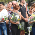 Familiars de les víctimes porten flors durant l’homenatge a Gènova.