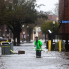 Veïns de Wilmington, Carolina del Nord, caminen pels carrers inundats després del pas de l’huracà.