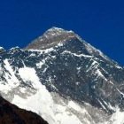 Un escalador chino de 70 años amputado de ambas piernas corona el Everest
