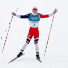 Simen Hegstad Krüger logró la medalla de oro en skiatlón, donde hubo triplete noruego.