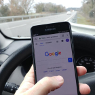 El uso del teléfono móvil al volante es un hábito bastante habitual y cotidiano que pone en riesgo la seguridad vial. 