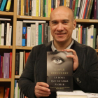 Gaspar Hernàndez, amb la nova novel·la a la llibreria Caselles.