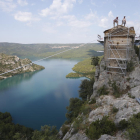 Los operarios trabajando en la cubierta del templo, con las aguas del Noguera Ribagorçana a la izquierda de la foto. 