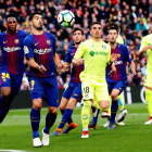 Luis Suárez, que no consiguió mantener su racha goleadora, intenta controlar un balón durante el encuentro frente al conjunto madrileño.