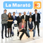 Los presentadores con los responsables de La Marató y de TV3.