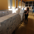Insólita imagen de uno de los pasillos del Màrius Torres lleno cajas con documentación.