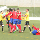 Manu Molina, a l’esquerra, en una discussió amb diversos jugadors de l’At. Saguntí.