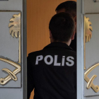 Un agent de la policia turca en el consolat saudita d’Istanbul.