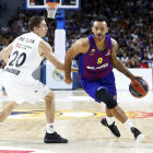 Adam Hanga bota el balón ante Jaycee Carroll.