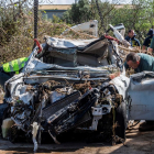 Imatge d’un vehicle arrossegat per la riuada de dimarts, ahir.