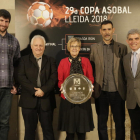Gurutz Aguinagalde, José Manuel Vela, Montse Parra, Eugeni Serrano y Francisco Puertas, con el trofeo.