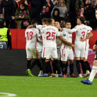 Los jugadores del Sevilla celebran el tercer gol, obra de Banega.