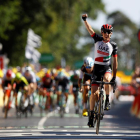 L’irlandès Daniel Martin, en el moment de creuar la línia de meta al Mur-de-Bretagne.