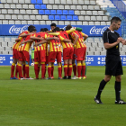 Los jugadores del Lleida, conjurados el pasado domingo antes del inicio del partido en Sabadell.