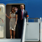 Trump i la seua esposa, Melania, ahir, a l’arribar al Regne Unit.