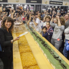 La consellera d’Agricultura, Teresa Jordà, va presidir el repartiment de les dos barres gegants de torró, de 250 kg cada una, de Torrons Vicens.