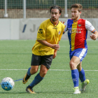 Un jugador del Tàrrega i un altre de l’Andorra pugnen per la pilota, ahir durant el partit.