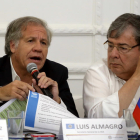 Luis Almagro (i) y el ministro colombiano, Carlos Holmes Trujillo.