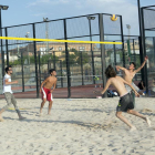 Jóvenes de Cervera jugando a voley playa en la nueva pista que se ha habilitado en la ciudad.