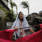 Imatge d’una dona que trasllada efectes personals, ahir a les Filipines.