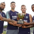 Arturo Vidal, Lenglet, Arthur y Malcom posa con el Trofeu Joan Gamper, que hoy disputarán en la que será la presentación del equipo.