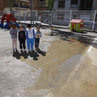 Un grup de nens de P-3 al pati de l’escola Joan Maragall, negat per l’aigua.