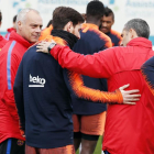 Messi se reincorporó ayer al equipo tras su reciente paternidad y fue felicitado por sus compañeros.