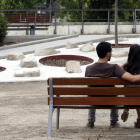 Imagen de archivo de una pareja de jóvenes en Lleida.