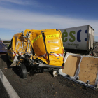 Vista de la furgoneta que se vio implicada ayer en una colisión en la autovía entre Lleida y Alcoletge. 