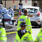 Imatge d’oficials forenses a l’analitzar el vehicle que va xocar contra el Parlament britànic.