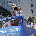 Stephen Curry levanta la copa durante la rúa por la ciudad.