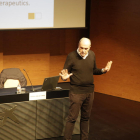 Imatge del doctor Rafael de la Torre durant la seua xarrada d’ahir al CaixaForum de Lleida.