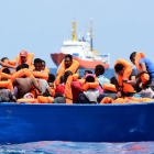 Imatge d’alguns migrants amb membres de l’equip de salvament.