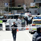 Agents de seguretat acordonen la zona del tiroteig, a Pozuelo de Alarcón, Madrid.