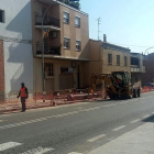 Imatge dels operaris treballant al tram urbà de l’N-230 a Almenar.