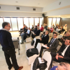 Imatge d’una reunió informativa feta per Cudós Consultors en un hotel de Lleida amb afectats pel ‘dieselgate’.