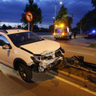 Uno de los vehículos accidentados la noche del martes en la avenida Josep Tarradellas, en Cappont. 