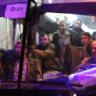 Civiles evacuados de la ciudad de Duma llegan a Alepo.