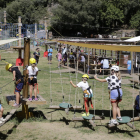 Imatge d'un grup de nens jugant en un parc d'aventura al municipi de Rialp.