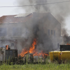 El incendio de ayer en las instalaciones de Ilnet en Pardinyes causó  una gran humareda. A la derecha, un bombero tras controlarlo. 